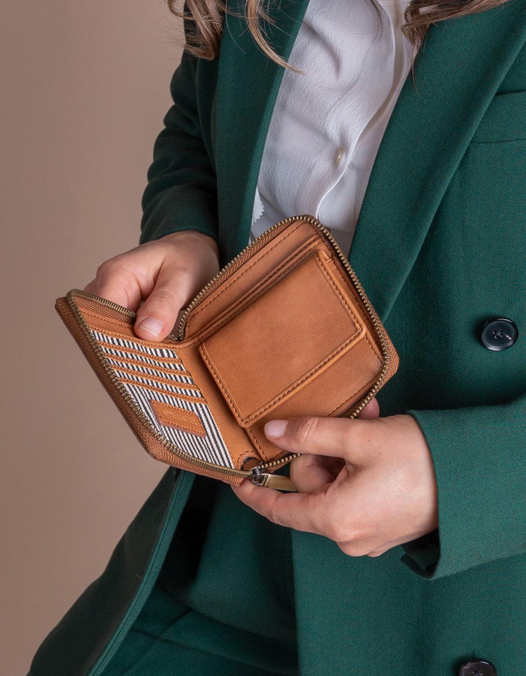 Portemonnaie vegan Sonny Square Wallet Apple Leather Cognac von O MY BAG 2