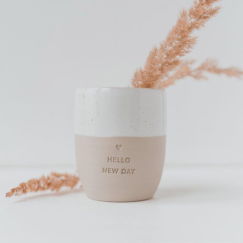Handgefertigter Becher Hello New Day in Cremeweiss von Eulenschnitt
