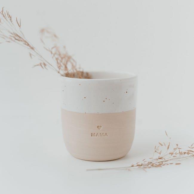 Handgefertigter Becher Mama in Cremeweiss