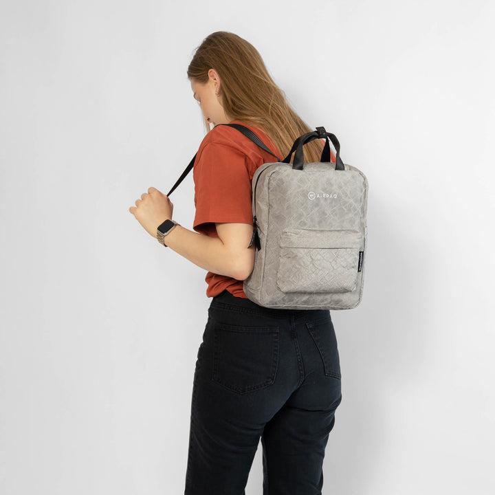 Rucksack Qube von Airpaq an Model Frau
