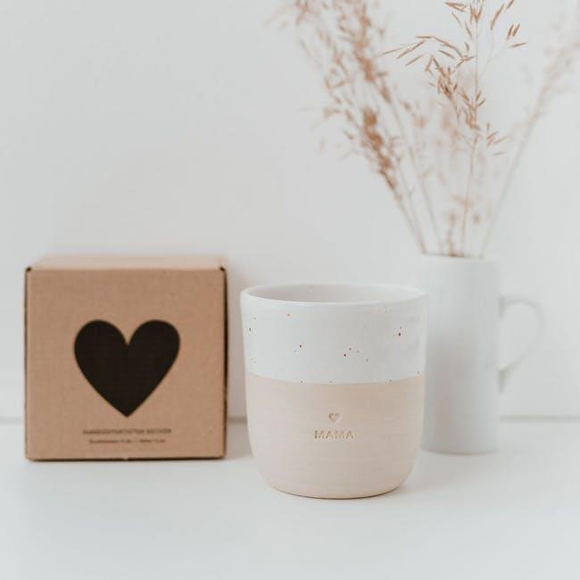 Handgefertigter Becher Mama in Cremeweiss mit Verpackung
