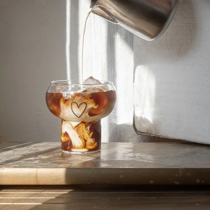 Bubble Glas Herz von Eulenschnitt mit Kaffee und Milch befüllt