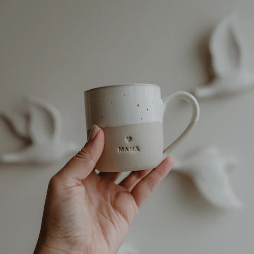Cappuccinotasse Mama von Eulenschnitt in der Hand