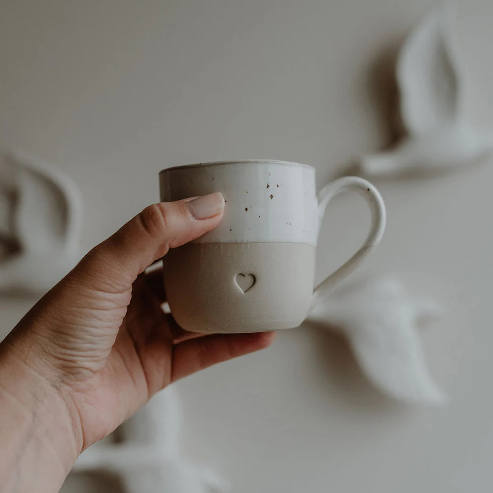 Cappuccinotasse Herz von Eulenschnitt mit Hand