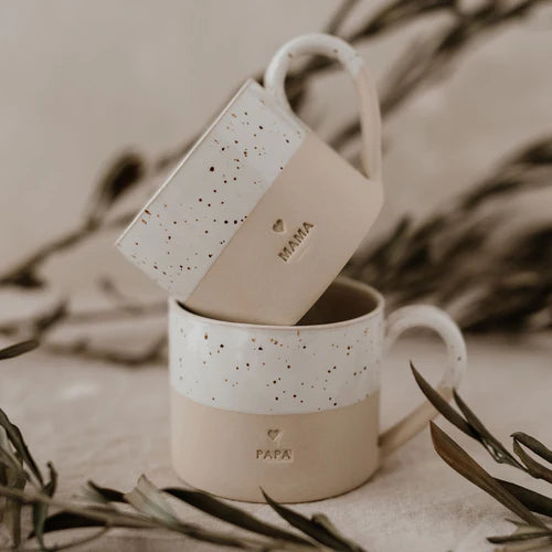 Handgefertigte Tasse Mama in Cremeweiss von Eulenschnitt mit Tasse Papa