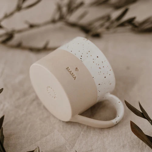 Handgefertigte Tasse Mama in Cremeweiss von Eulenschnitt liegend