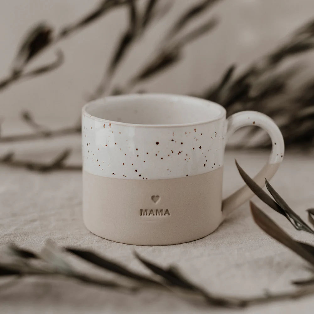 Handgefertigte Tasse Mama in Cremeweiss von Eulenschnitt