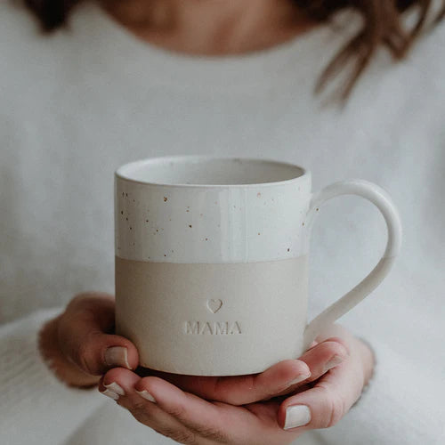 Handgefertigte grosse Tasse Mama in Cremeweiss von Eulenschnitt auf Händen