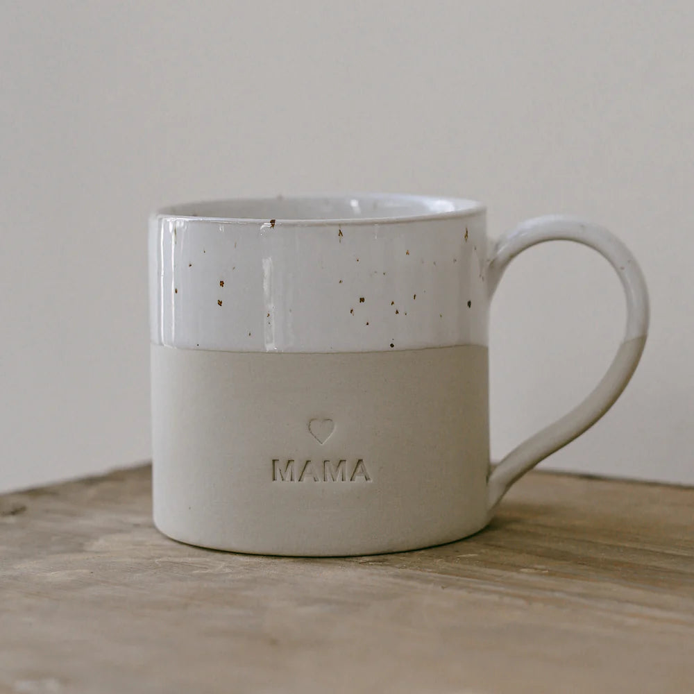 Handgefertigte grosse Tasse Mama in Cremeweiss von Eulenschnitt auf Tisch