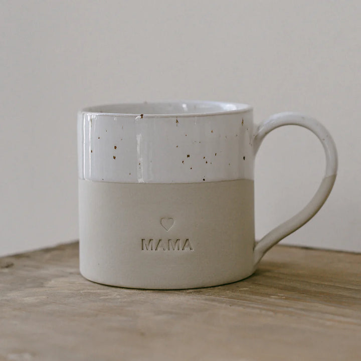 Handgefertigte grosse Tasse Mama in Cremeweiss von Eulenschnitt auf Tisch