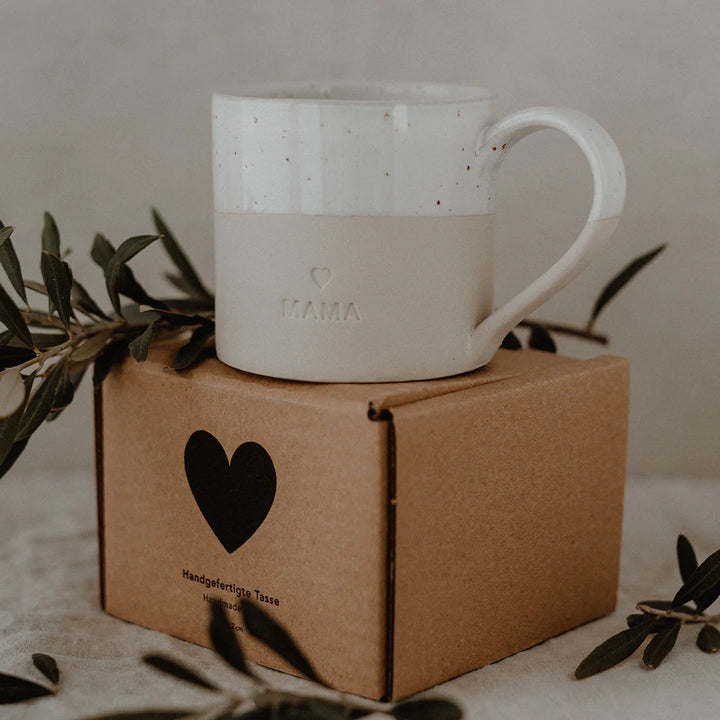 Handgefertigte grosse Tasse Mama in Cremeweiss von Eulenschnitt auf Verpackung