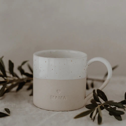 Handgefertigte grosse Tasse Mama in Cremeweiss von Eulenschnitt