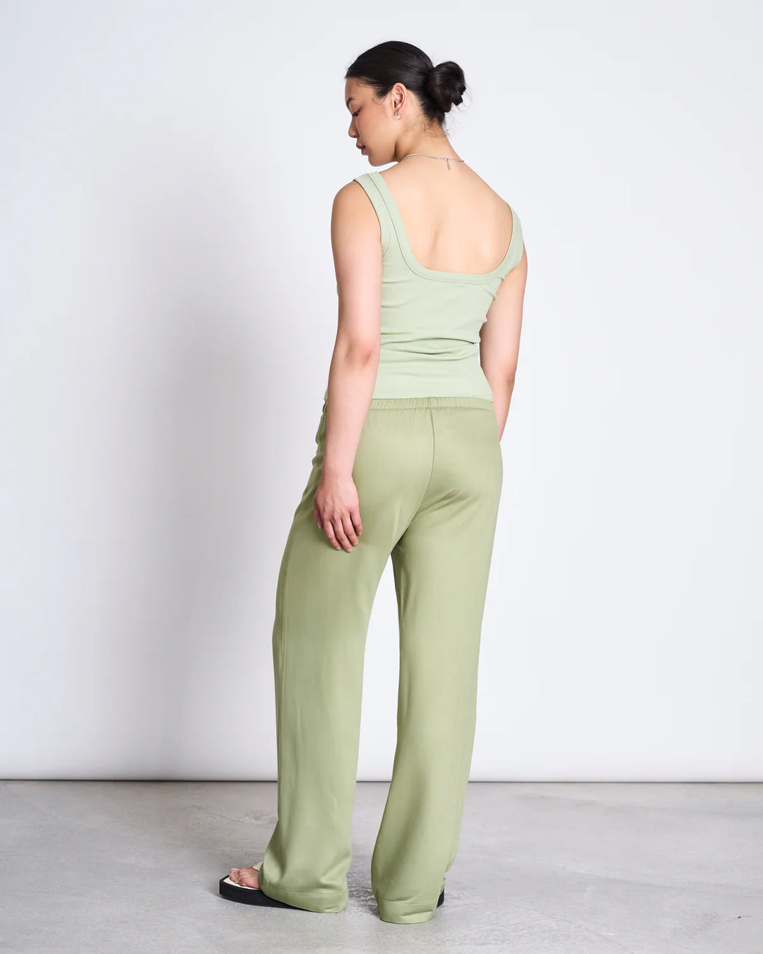 Hose Mid Rise Loose Pants Strath Pale Olive Jan n June Model Rückseite