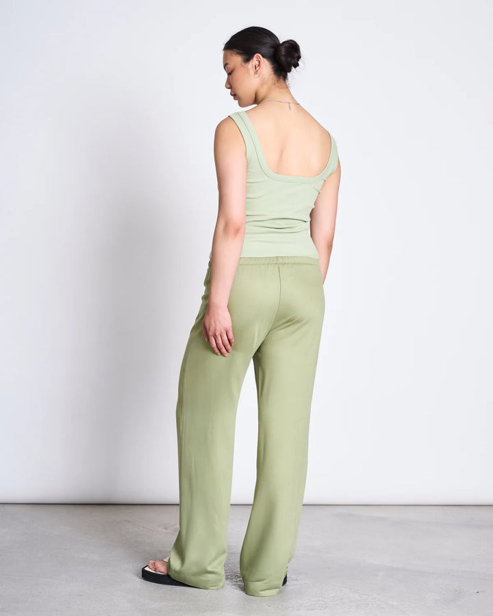 Hose Mid Rise Loose Pants Strath Pale Olive Jan n June Model Rückseite