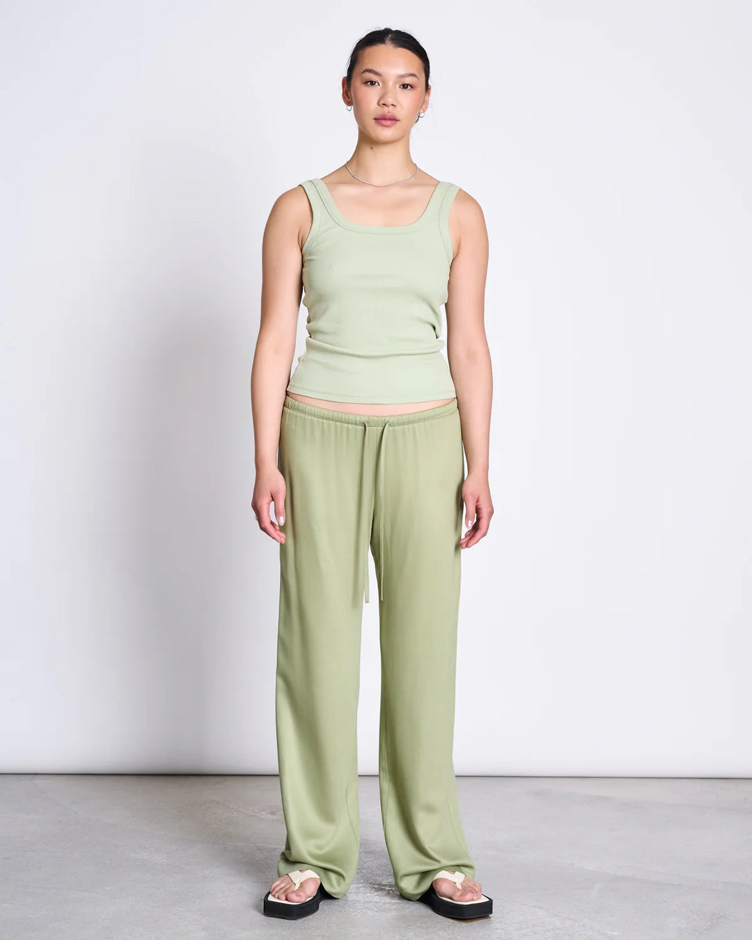 Hose Mid Rise Loose Pants Strath Pale Olive Jan n June Model 2