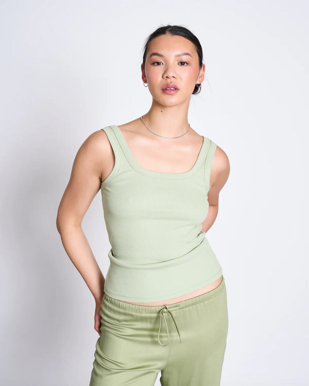 Hose Mid Rise Loose Pants Strath Pale Olive Jan n June Model 3