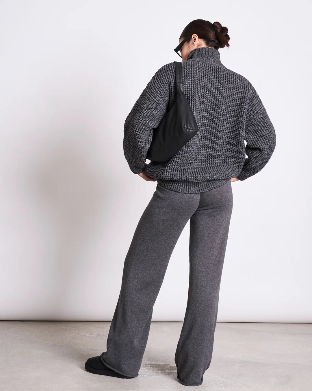 Hose Wide Knit Pants Ana Dark Grey von Jan n June Model Rückseite