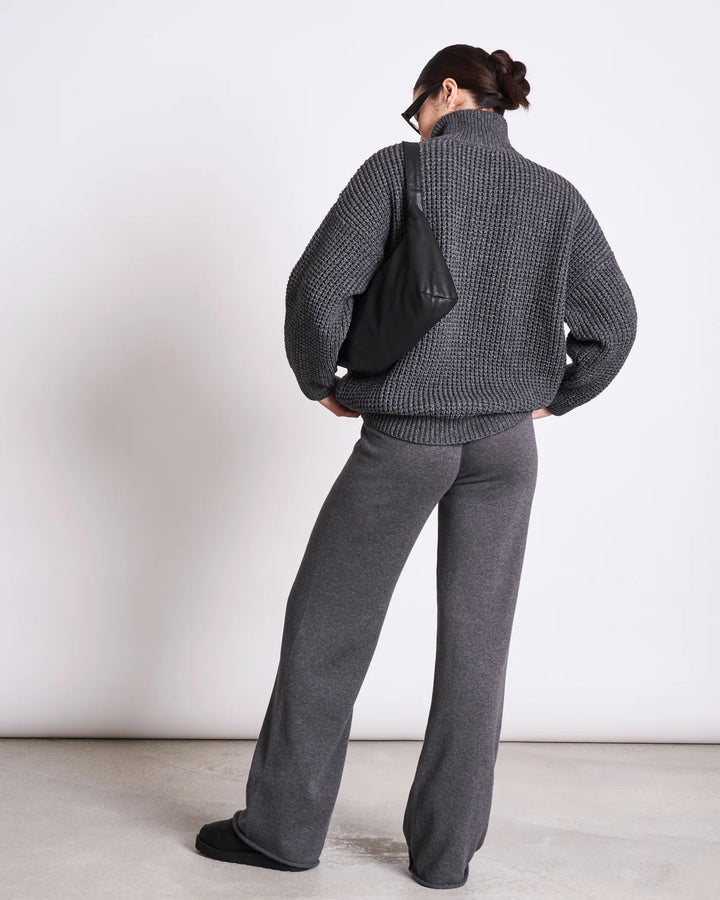 Hose Wide Knit Pants Ana Dark Grey von Jan n June Model Rückseite