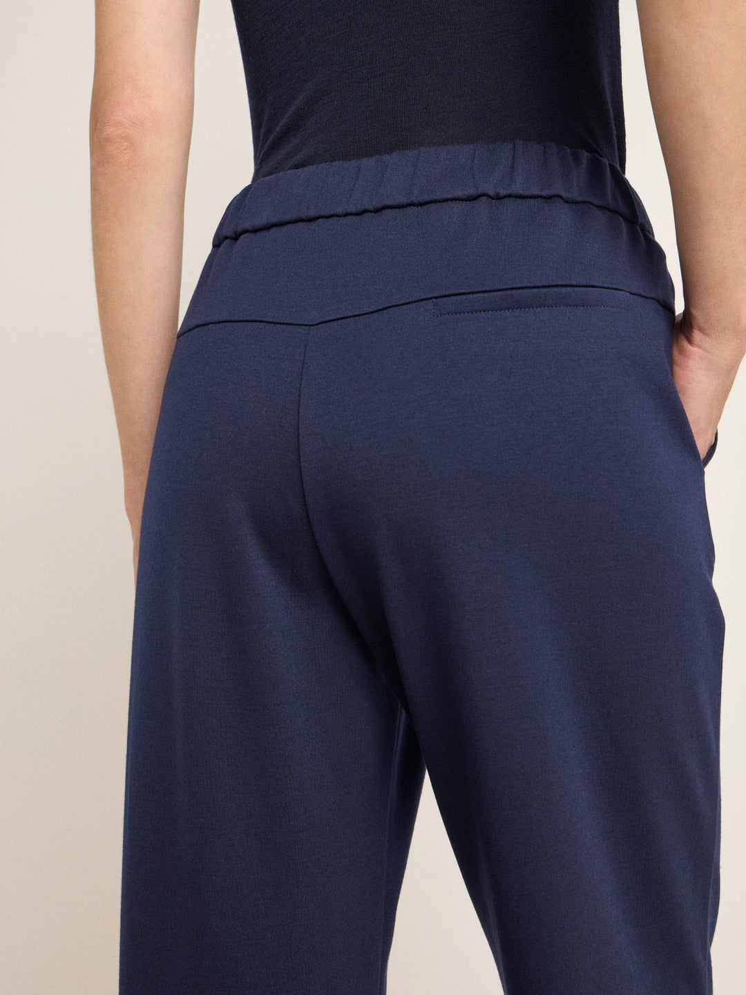 Jogginghose Jogpant Midnight von Lanius Model hinten zoom