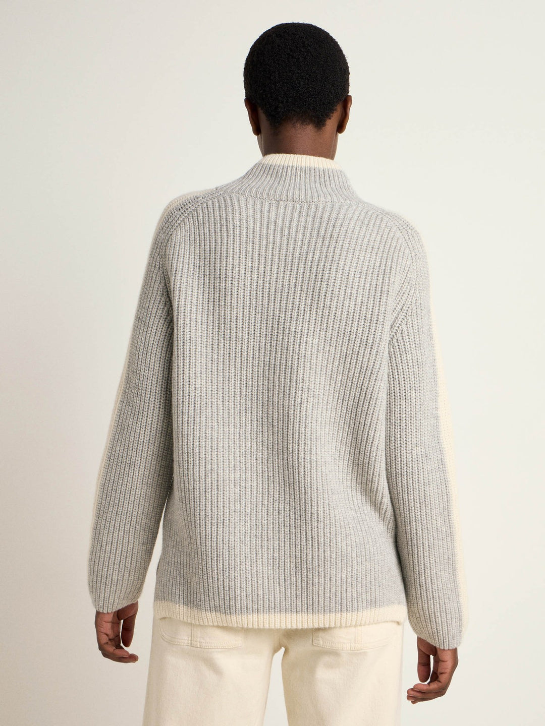 Pullover in Rippoptik Grey Melange/Offwhite Model Rückseite
