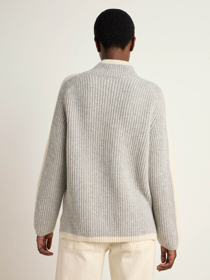 Pullover in Rippoptik Grey Melange/Offwhite Model Rückseite
