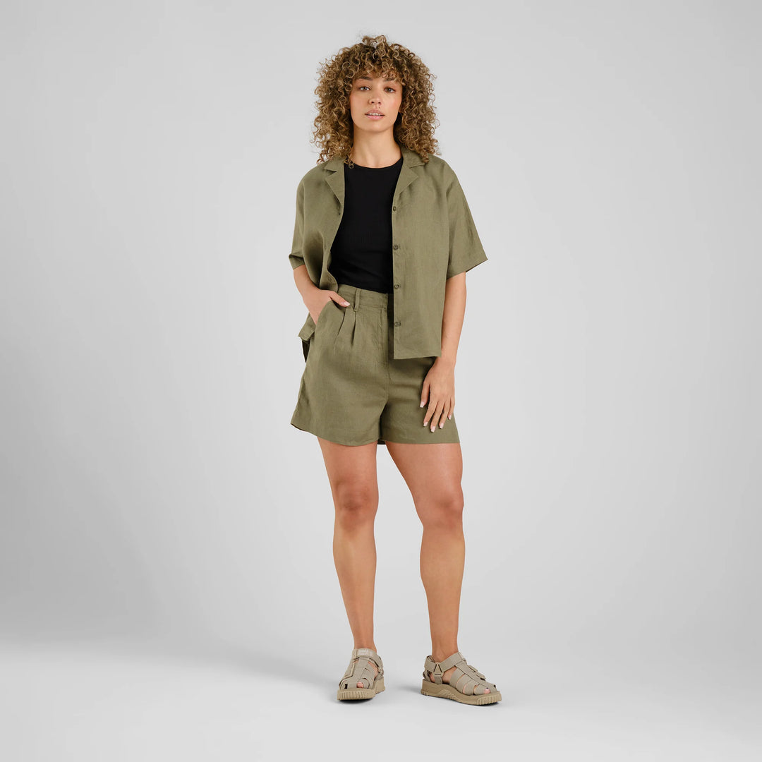 Shorts Djupvik Linen Leaf Green von Dedicated