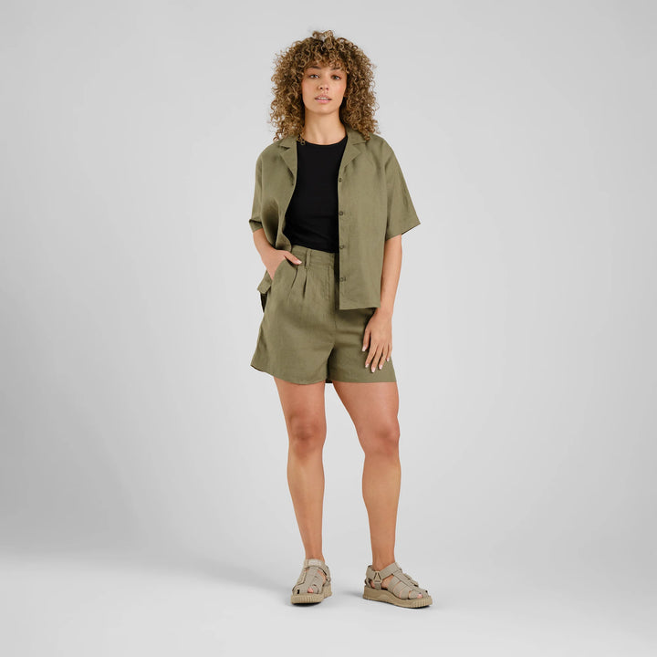 Shorts Djupvik Linen Leaf Green von Dedicated
