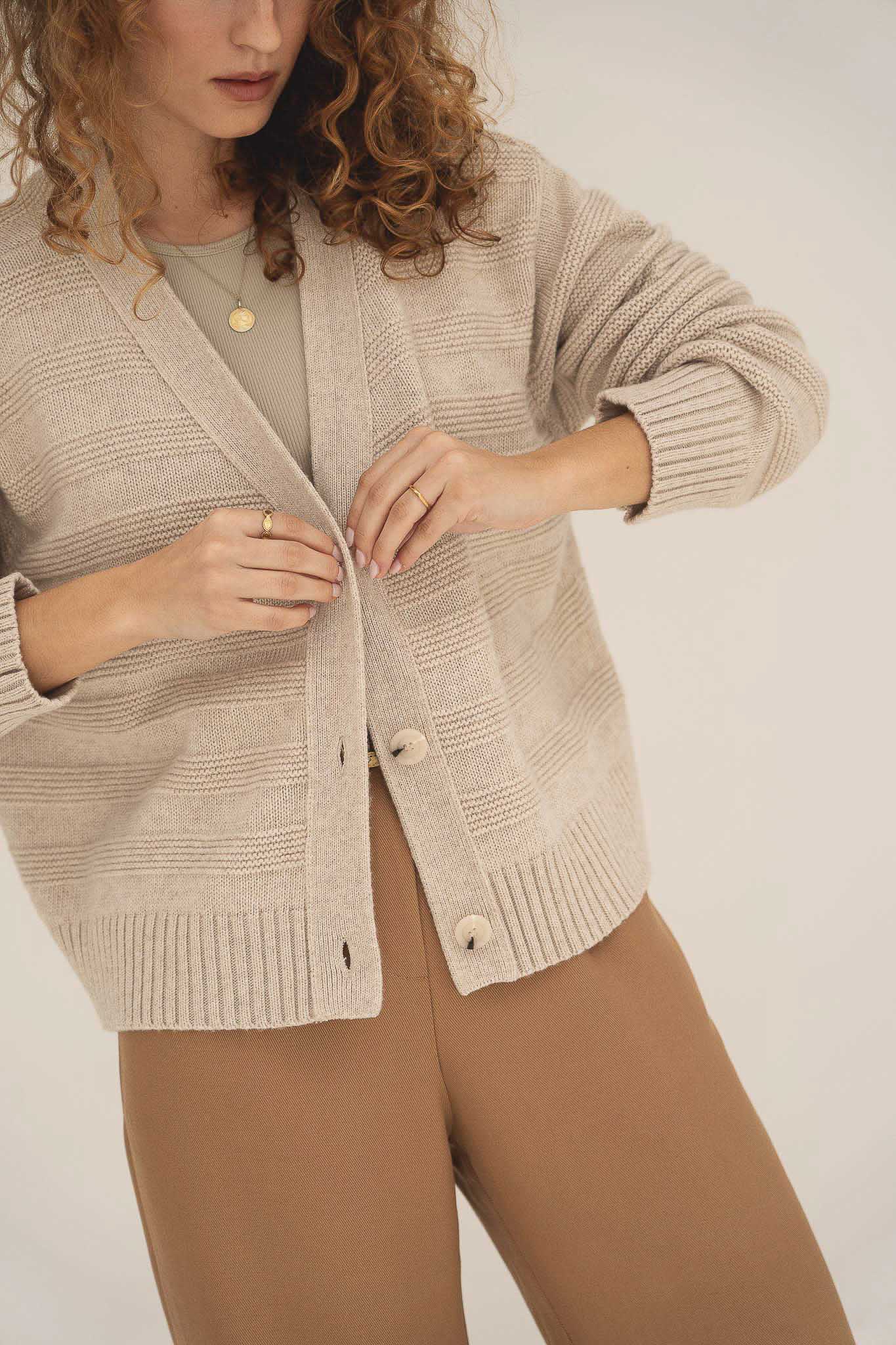 Strickjacke Sophia Beige recycelt - Cardigan - NÄZ Schweiz | Zweiblatt