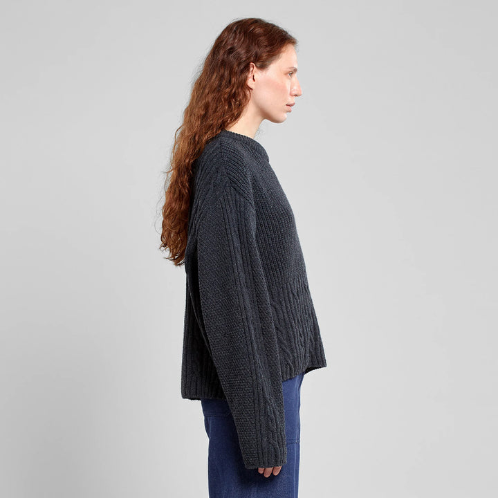 Sweater Limboda Dark Grey Melange von Dedicated Model Seite