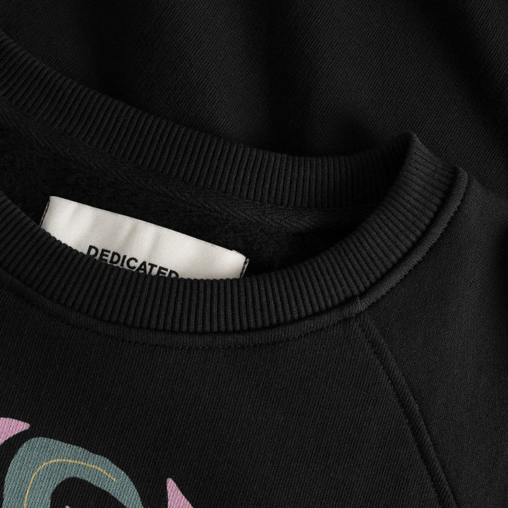 Sweatshirt Ystad Daisy Block Black von Dedicated zoom Ausschnitt