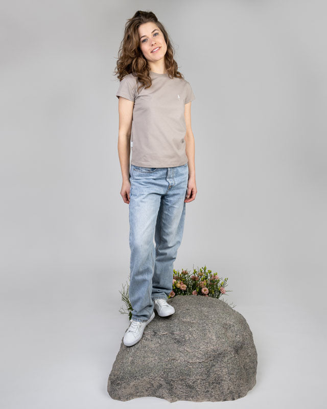 TreeShirt Women Taupe von Nikin Model auf  Stein