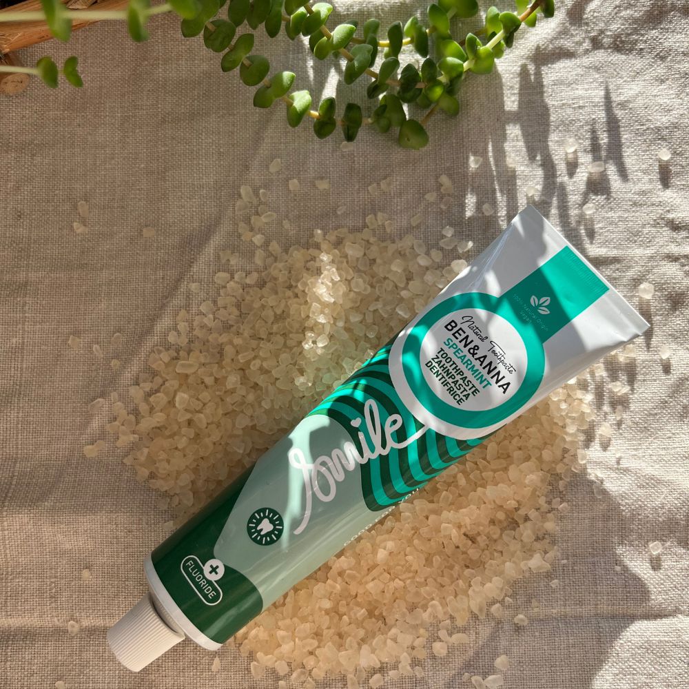 Zahnpasta Tube Spearmint mit Fluorid auf Tisch