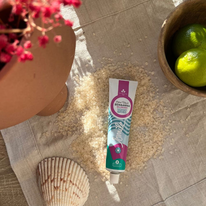 Zahnpasta Tube Wild Berry mit Fluorid von Ben & Anna auf Tisch
