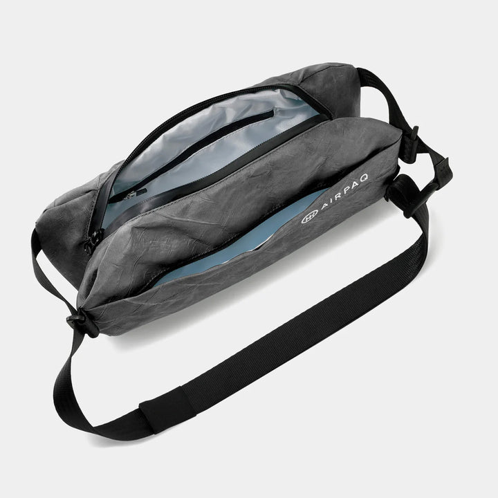 Umhängetasche Sling Baq von Airpaq anthrazit offen