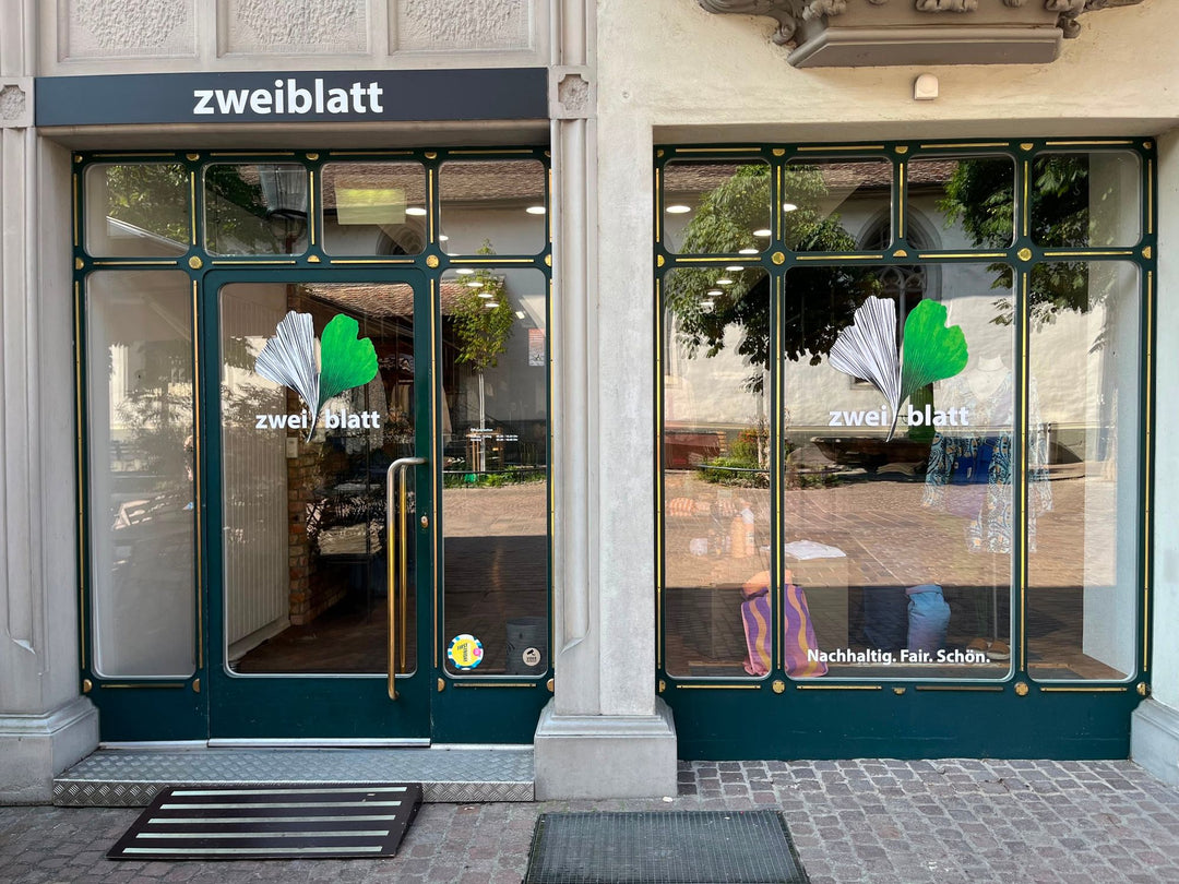 Eingang des Zweiblatt Concept Store mit Logo im Schaufenster