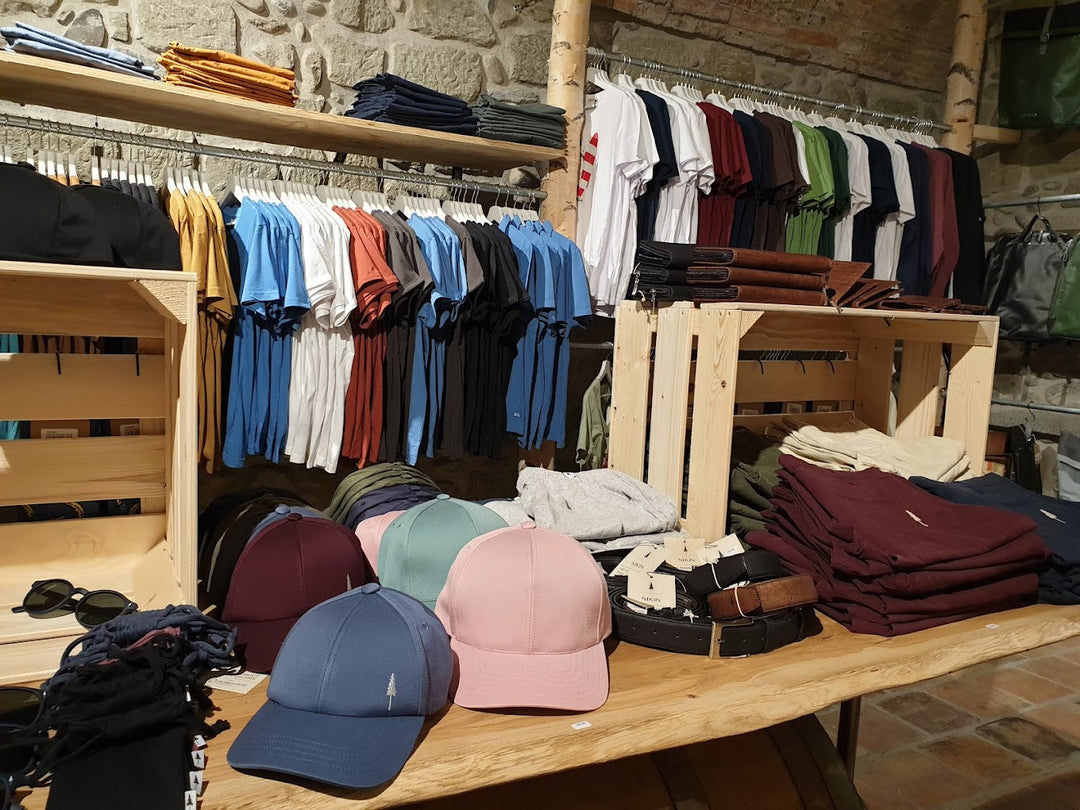 Zweiblatt Concept Store in Bern: Blick ins Geschäft mit Mützen, Gürteln und Shirts von Nikin und Armedangels