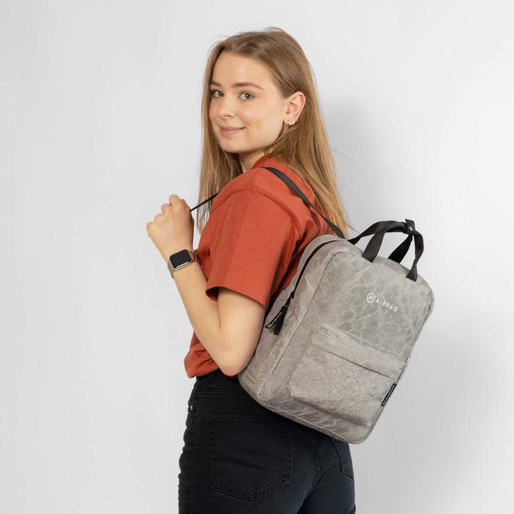 Rucksack Qube von Airpaq an Frau Model