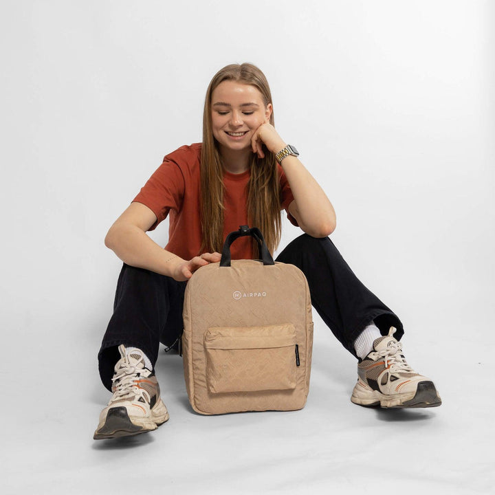 Rucksack Qube Sand von Airpaq mit Model