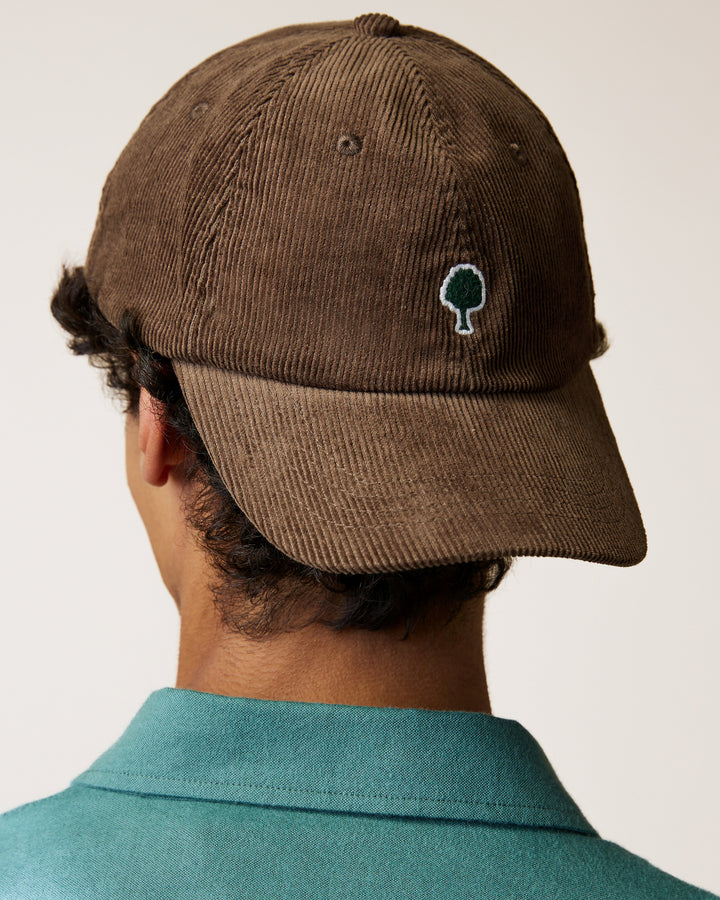 Cord Cap Woven Braun von Faguo am Model