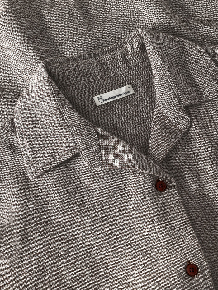 Hemd Structure Short Sleeve Shirt Shaved Chocolate von Knowledge Cotton Apparel 1