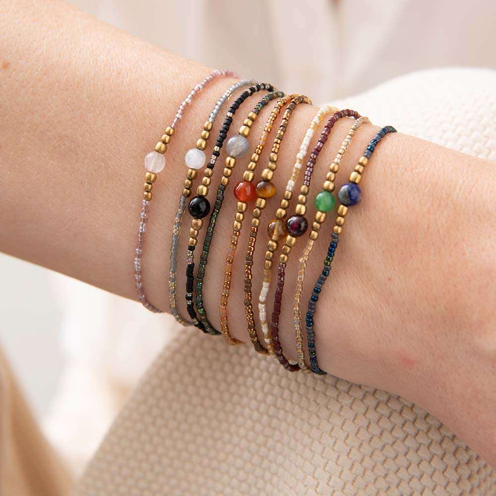 Armband Iris Card Lapis Lazuli Silberfarbig von A Beautiful Story getragen am Arm