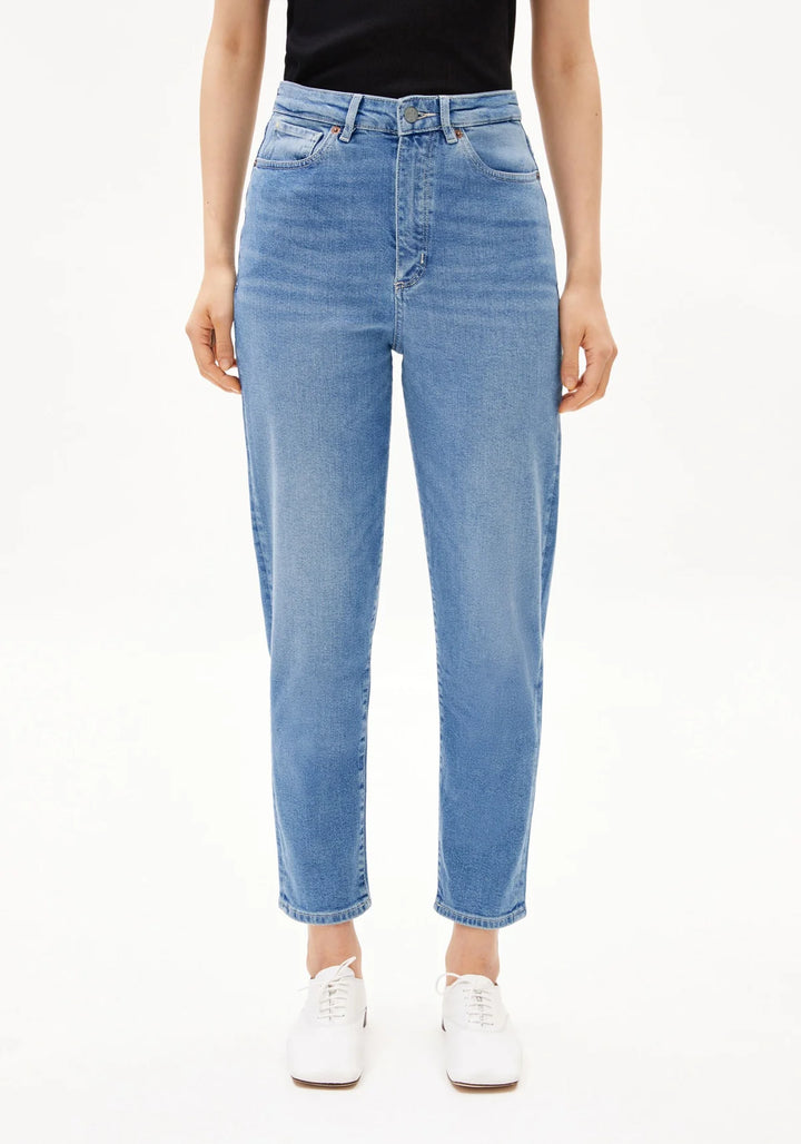 Jeans MAIRAA Mom Fit Herse von Armedangels - Zweiblatt 