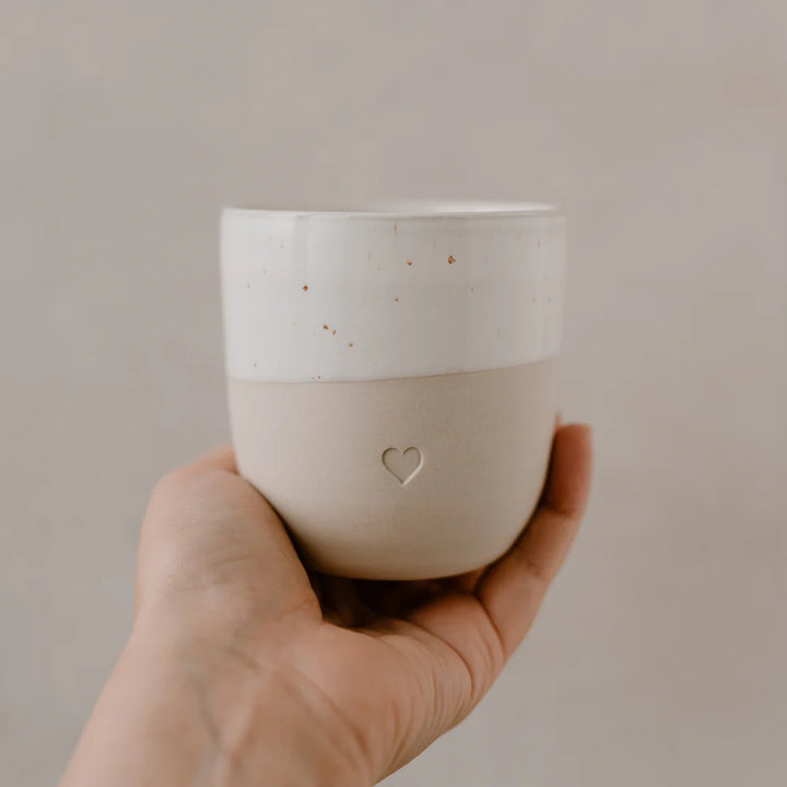 Kleiner Becher Herz von Eulenschnitt mit Hand