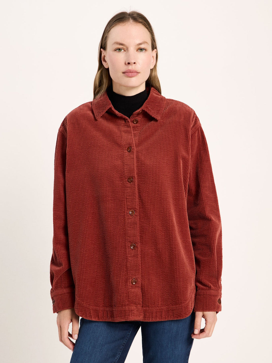 Kord Hemd GOTS Red Mahagony von Lanius am Model