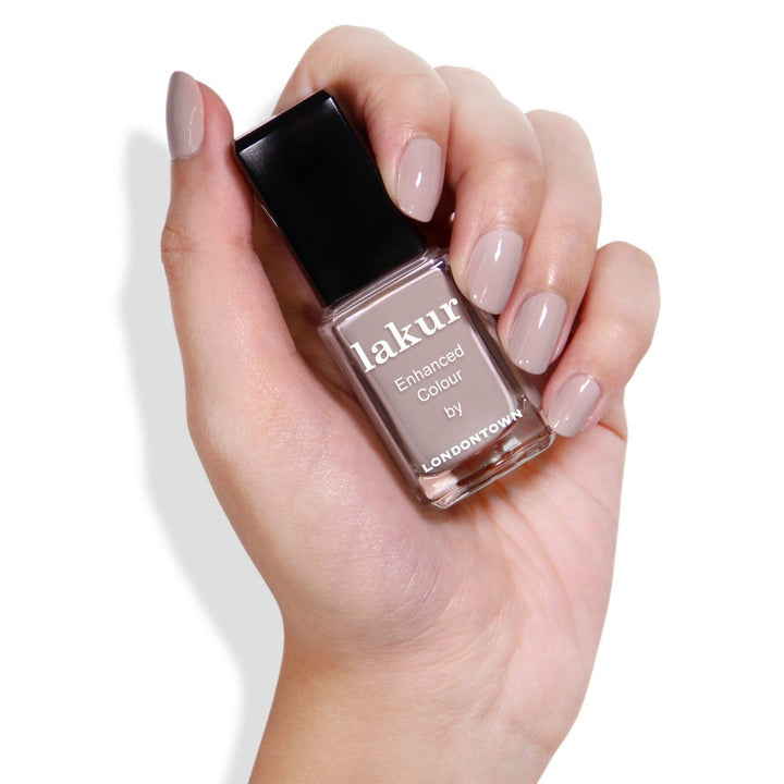 Nagellack lakur Beaumont von Londontown Nagel mit Produkt