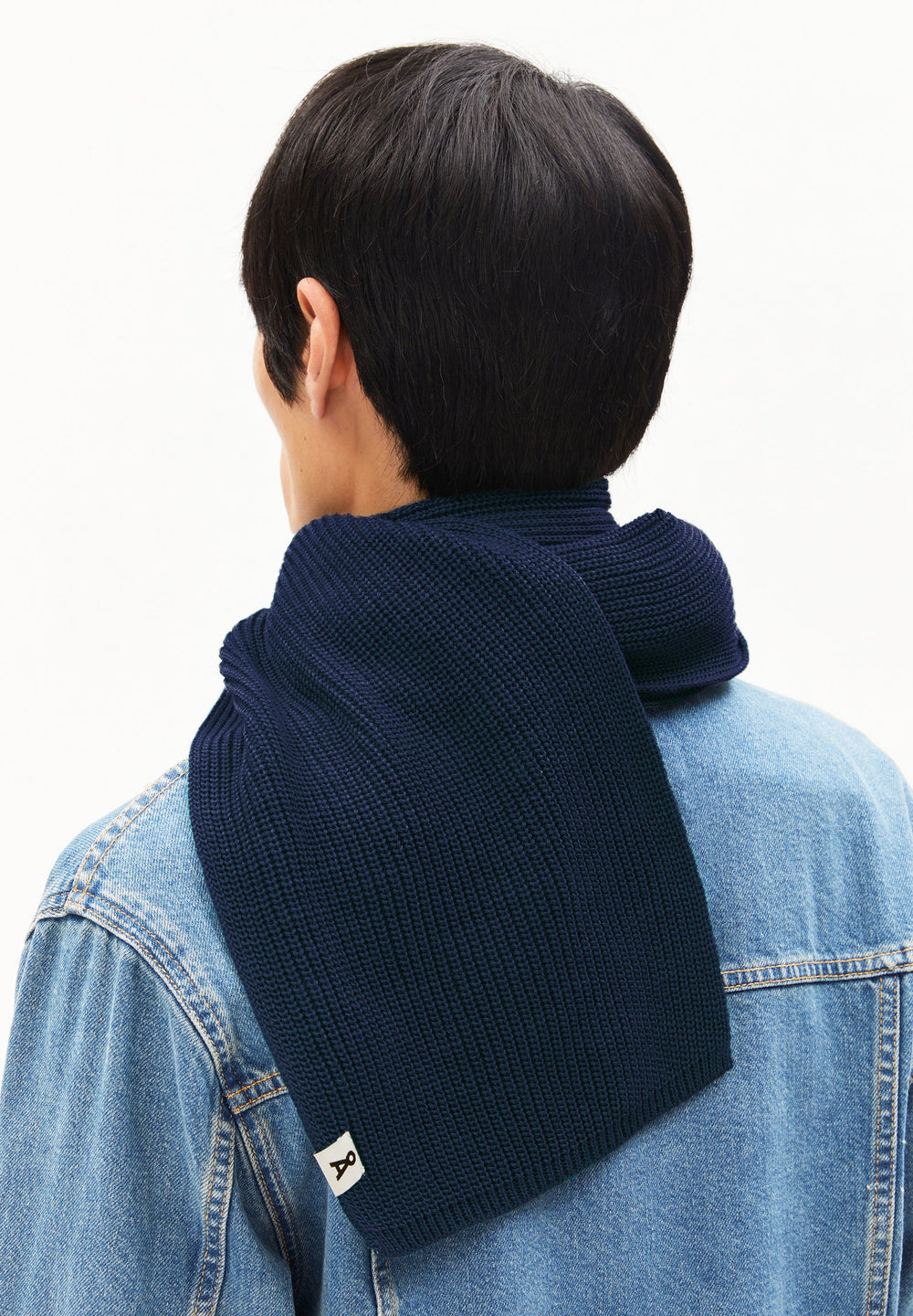 Schal CLAASAS Tinted Navy von Armedangels 2