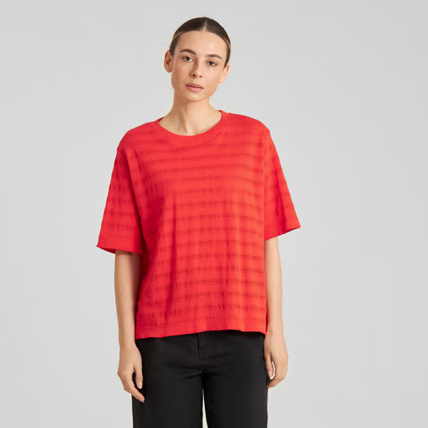 T-shirt Vadstena Lace Grenadine Red von Dedicated