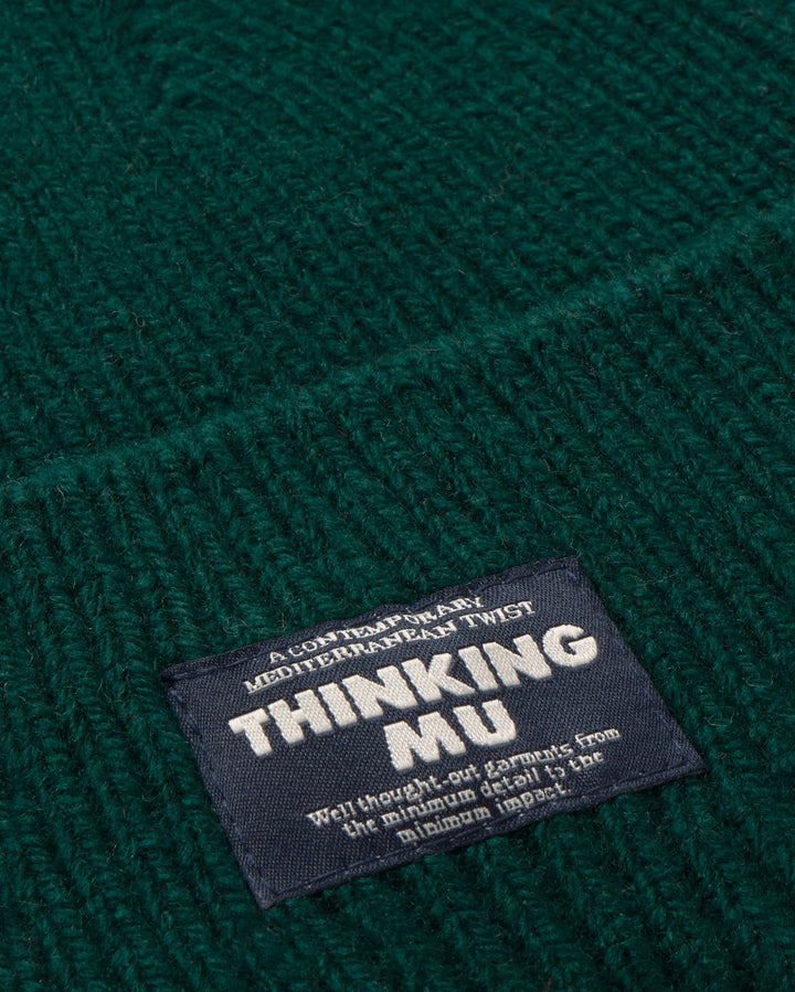 Beanie Amor Grün von Thinking MU, Nahaufnahme Label & Rippstrick