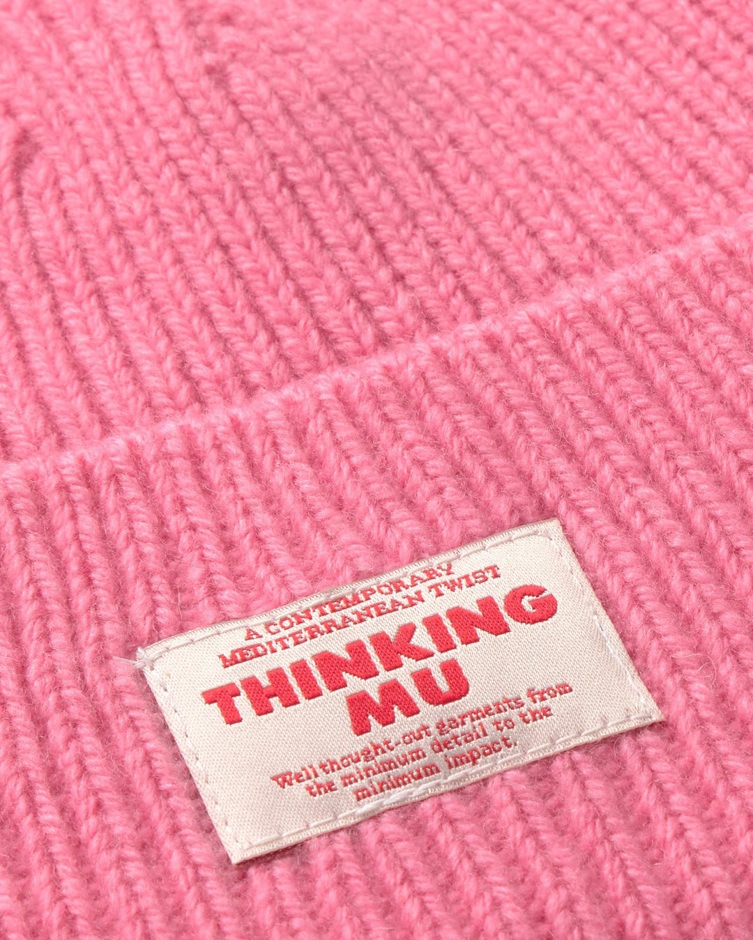 Beanie Amor Rosa von Thinking MU, Nahaufnahme Label & Rippstrick