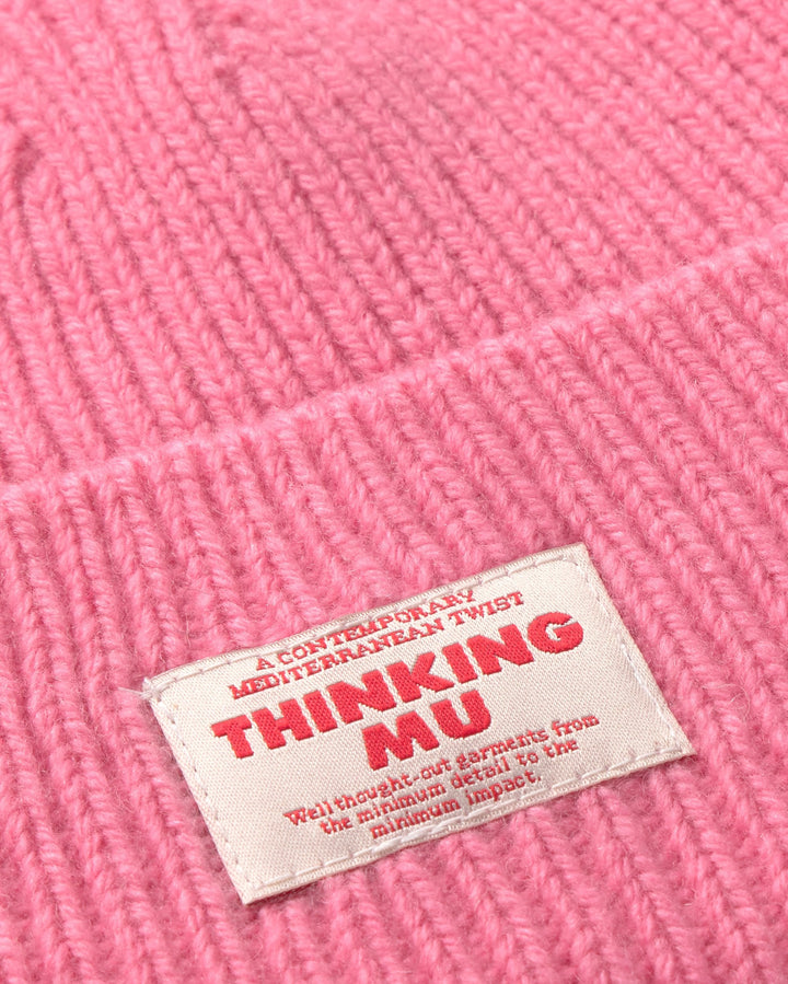 Beanie Amor Rosa von Thinking MU, Nahaufnahme Label & Rippstrick